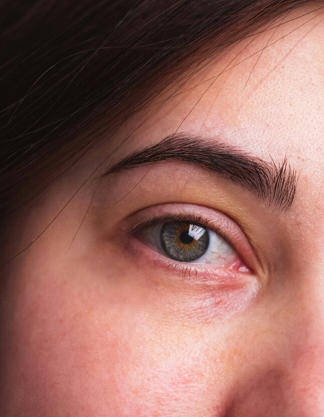 Tobuli antakiai be makiažo: DHI antakių persodinimo proveržis Lietuvoje